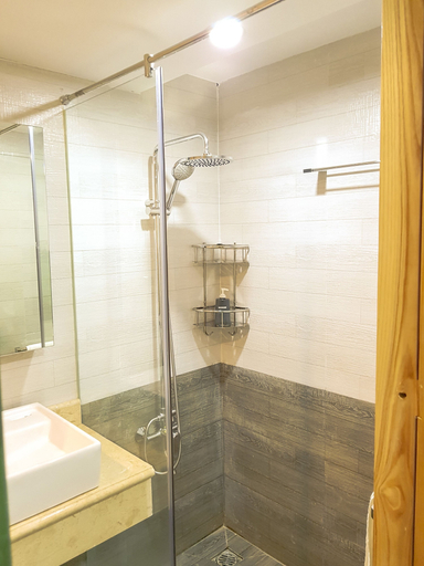 Bathroom 4, Tropical House, District 3