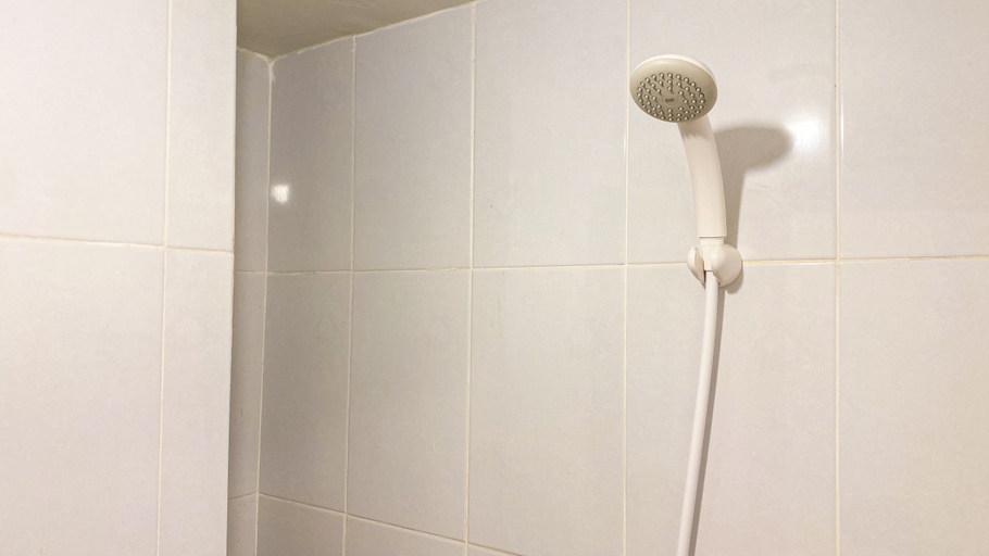 Bathroom 5, Good Look Studio Tokyo Riverside PIK 2 Apartment By Travelio, Tangerang