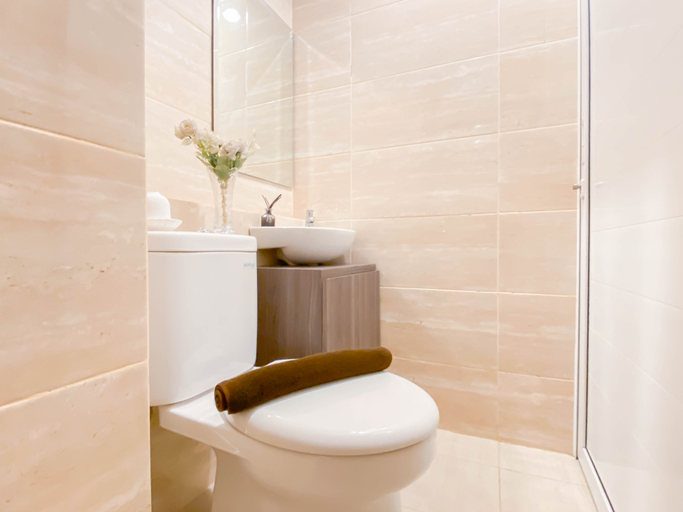Bathroom 5, Brand New Studio Apartment at Springwood Residence By Travelio, Tangerang