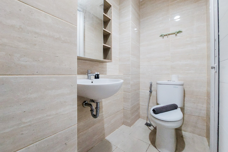 Bathroom 5, Best and Restful Studio Apartment Springwood Residence Tangerang By Travelio, Tangerang