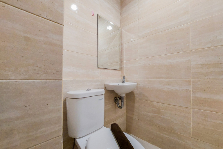 Bathroom 5, Luxury Studio at Springwood Residence Tangerang Apartment By Travelio, Tangerang
