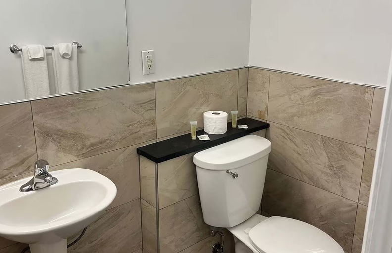Bathroom 5, Super 8 by Wyndham Montreal, Montréal