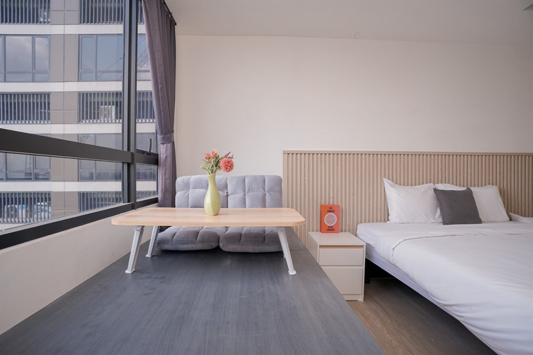 Bedroom, Spacious Comfy Studio Room at Collins Boulevard Apartment By Travelio, Tangerang