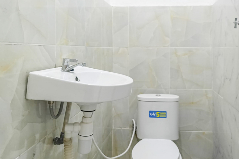 Bathroom 3, RedDoorz near Universitas Hasanuddin Makassar, Makassar