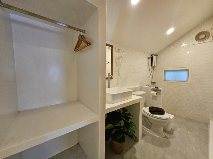 Bathroom 18