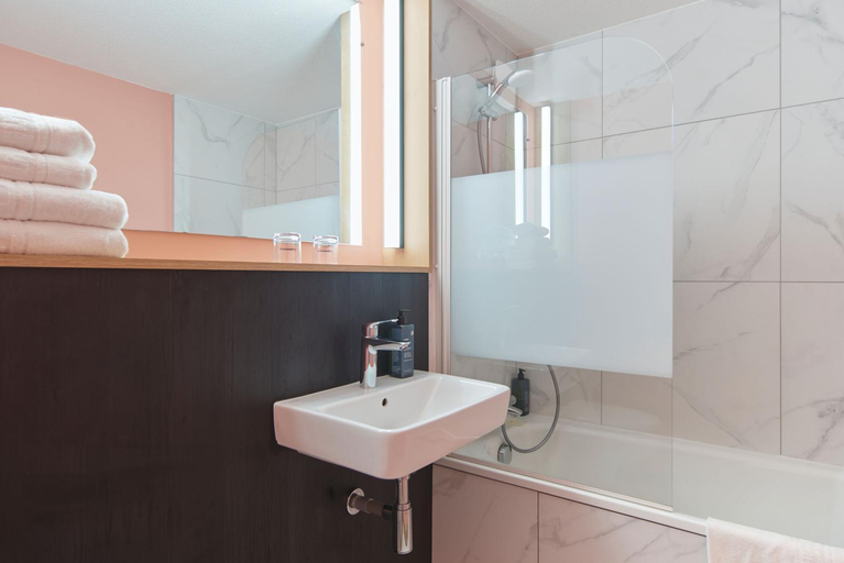 Bathroom 3, The Originals City, Hôtel A Pic, Cherbourg, Manche