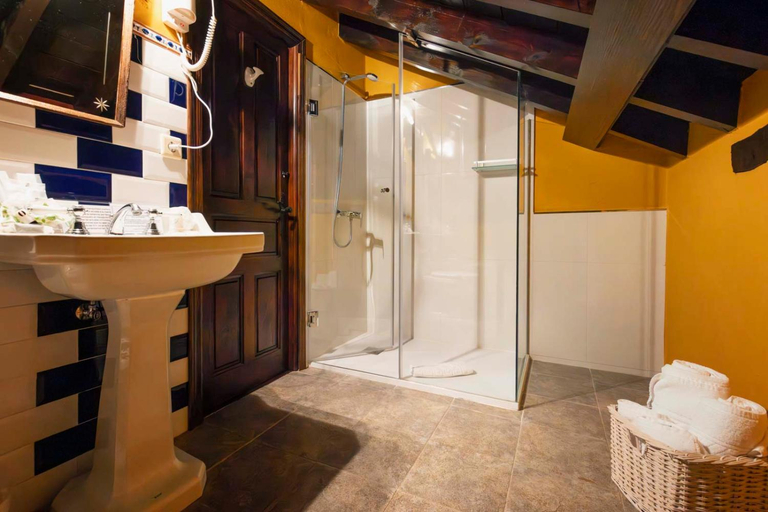 Bathroom 3, La Casona de Tresgrandas, Asturias