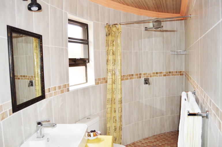 Bathroom 3, CROCODILE POOLS RIVER SAFARIS & CHALETS , South East