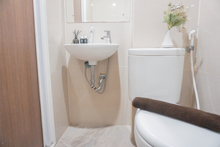 Bathroom 5, Good and Warm Studio Loft at Apple 1 Condovilla Apartment By Travelio, South Jakarta