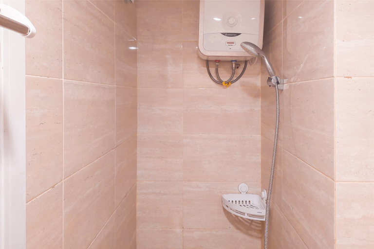 Bathroom 5, Good Choice and Elegant Studio Apartment Springwood Residence Tangerang By Travelio, Tangerang