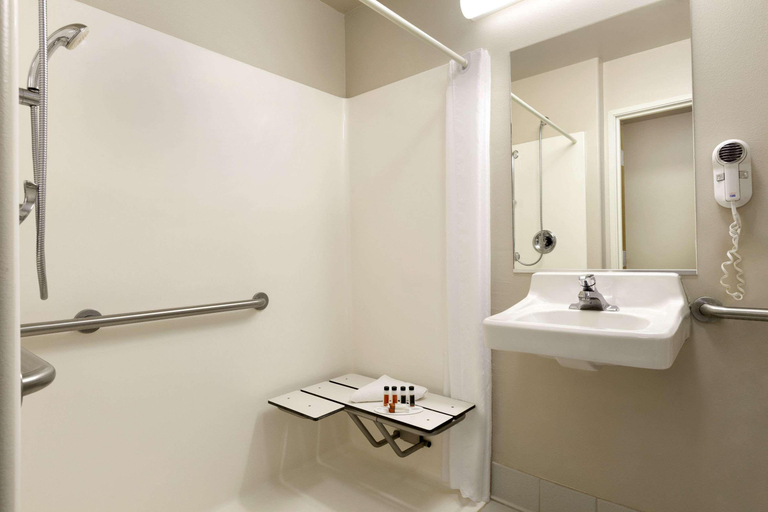 Bathroom 5, Travelodge by Wyndham Milford, Beaver