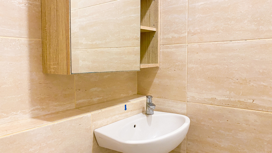 Bathroom 3, Modern Look Studio Apartment at Springwood Residence Tangerang By Travelio, Tangerang