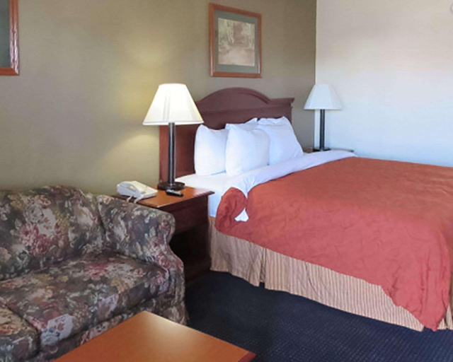 Bedroom 4, Rodeway Inn Walterboro I-95, Colleton