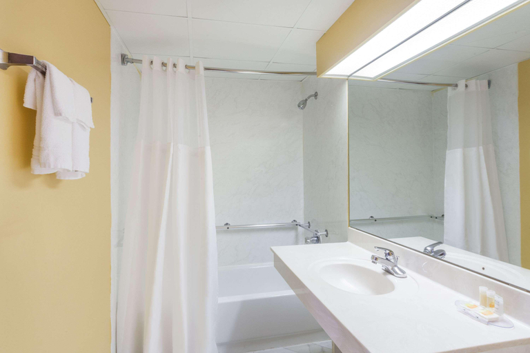Bathroom 4, Days Inn by Wyndham BNA St Thomas W Hosp, Davidson