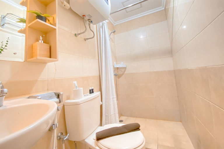 Bathroom 5, Gorgeous 2BR at Grand Setiabudi Apartment By Travelio, Bandung