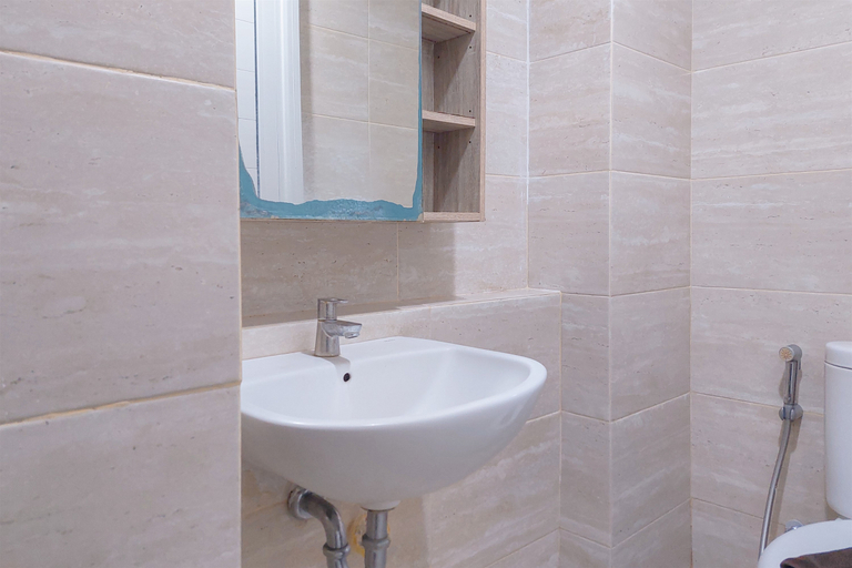 Bathroom 5, Good Place and Homey Studio Springwood Residence Tangerang By Travelio, Tangerang