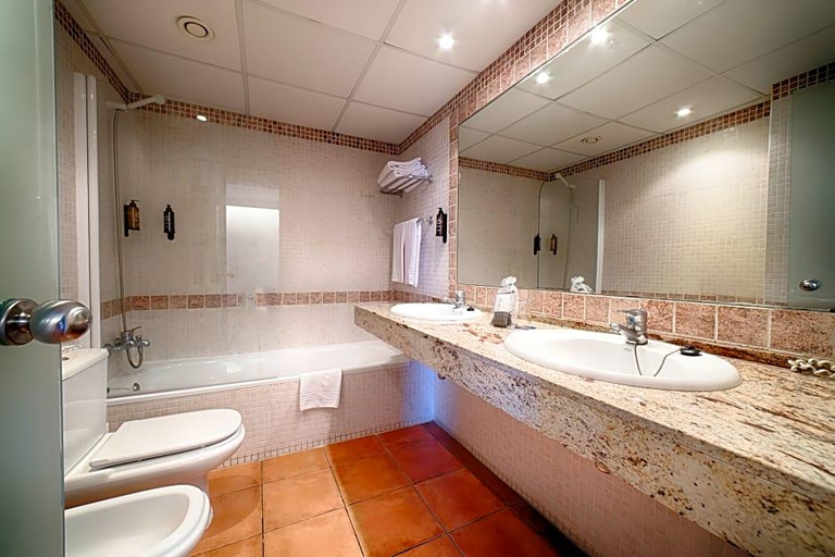 Bathroom 5, Ohtels Vil·la Romana, Tarragona