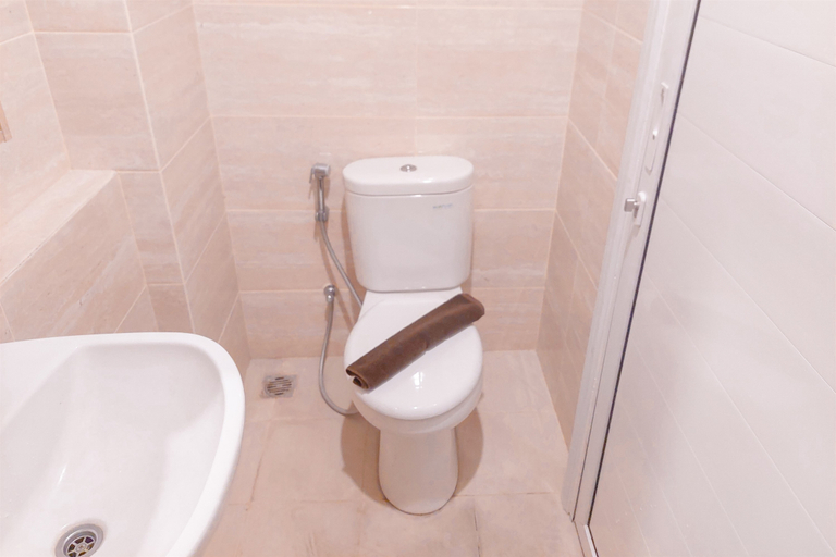 Bathroom 5, Modern and Comfy Studio Apartment Springwood Residence Tangerang By Travelio, Tangerang