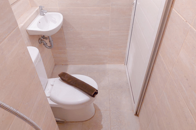Bathroom 5, Restful Studio at Springwood Residence Tangerang Apartment By Travelio, Tangerang