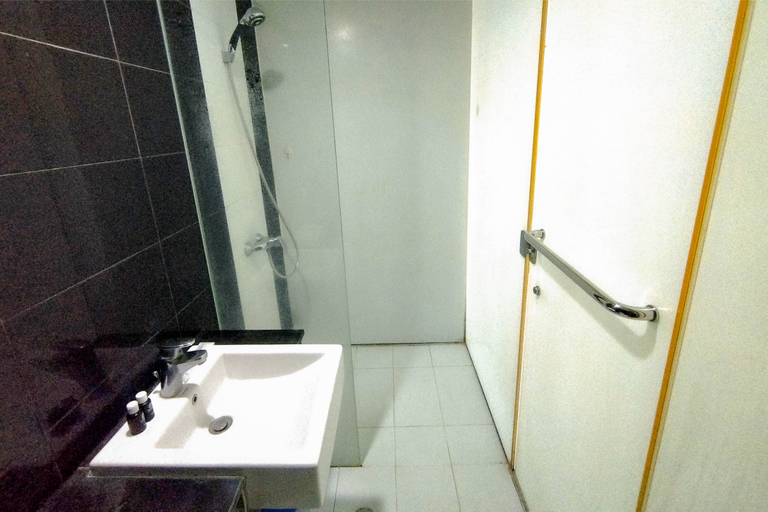 Bathroom 5, Modern Cozy Studio at The Square Surabaya Apartment By Travelio, Surabaya