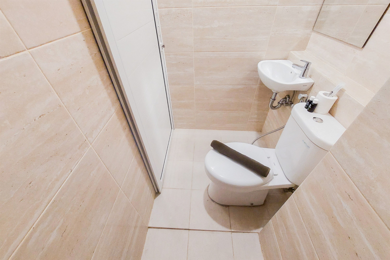 Bathroom 3, Comfy and Homey Studio at Springwood Residence Tangerang Apartment By Travelio, Tangerang