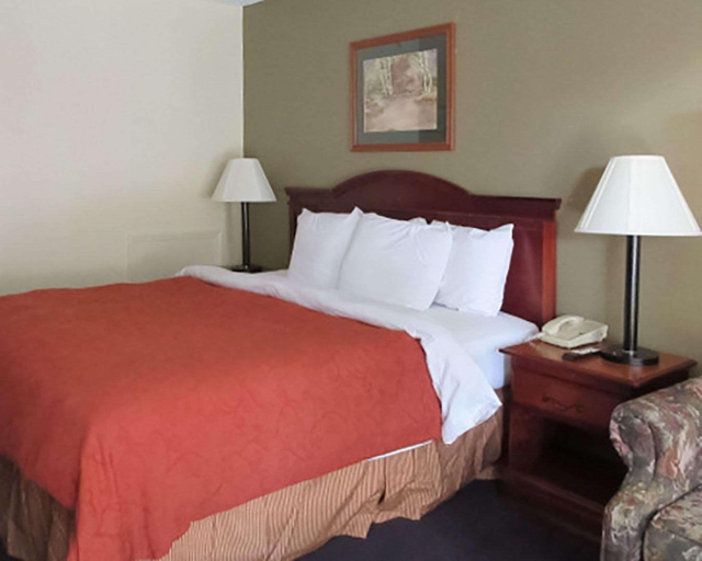 Bedroom 2, Rodeway Inn Walterboro I-95, Colleton