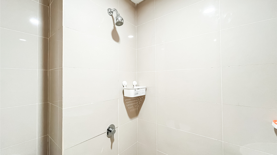 Bathroom 5, Simply and Homey Studio Room Apartment B Residence By Travelio, Tangerang Selatan