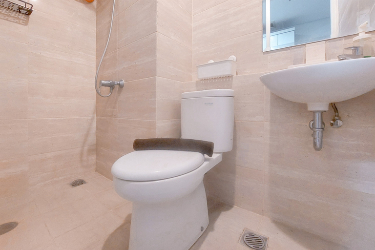 Bathroom 5, Modern Look Studio at Springwood Residence Tangerang Apartment By Travelio, Tangerang