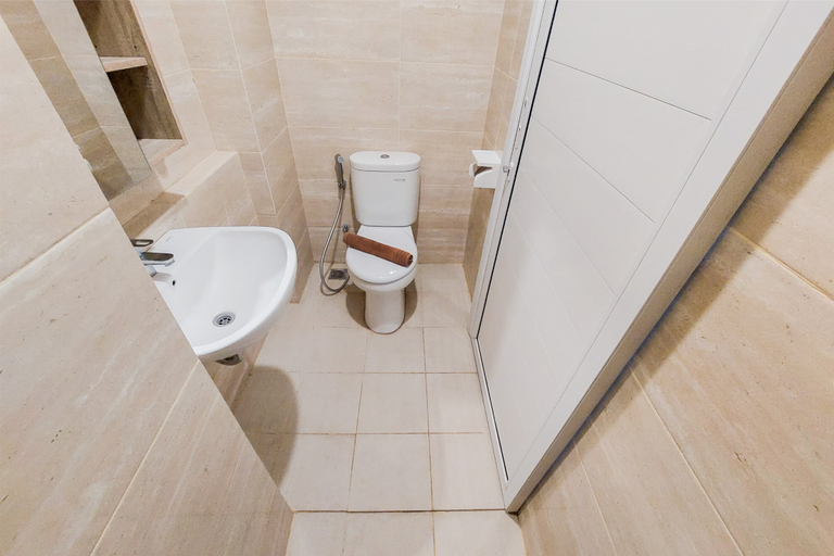 Bathroom 5, Cozy and Tidy Studio Apartment at Springwood Residence Tangerang By Travelio, Tangerang