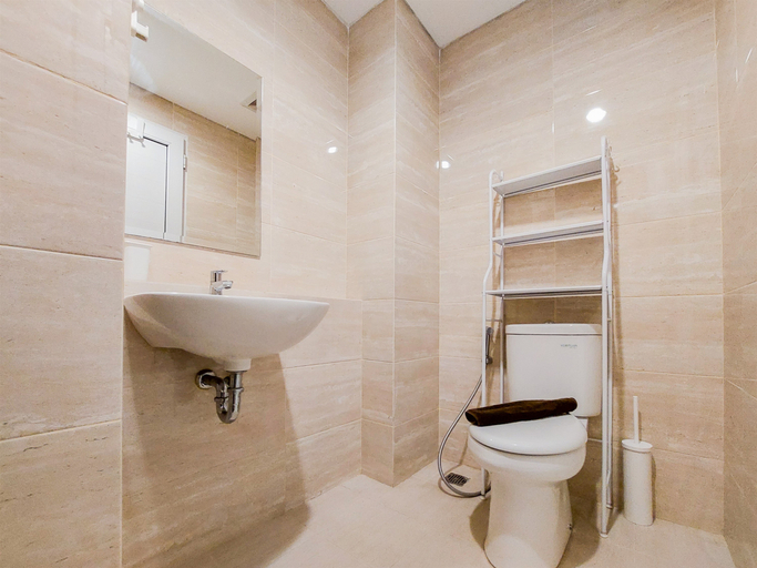 Bathroom 5, Nice and Elegant 2BR at Springwood Residence Tangerang Apartment By Travelio, Tangerang