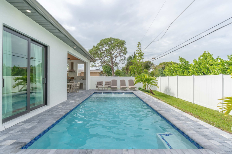 Room 2, Sparkling new Vanderbilt Beach Luxury Escape, Collier