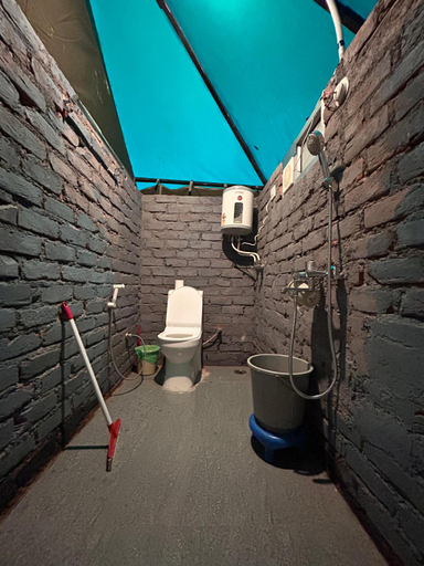 Bathroom 2, Monkey Mud House and Glamps, Bir, Kangra