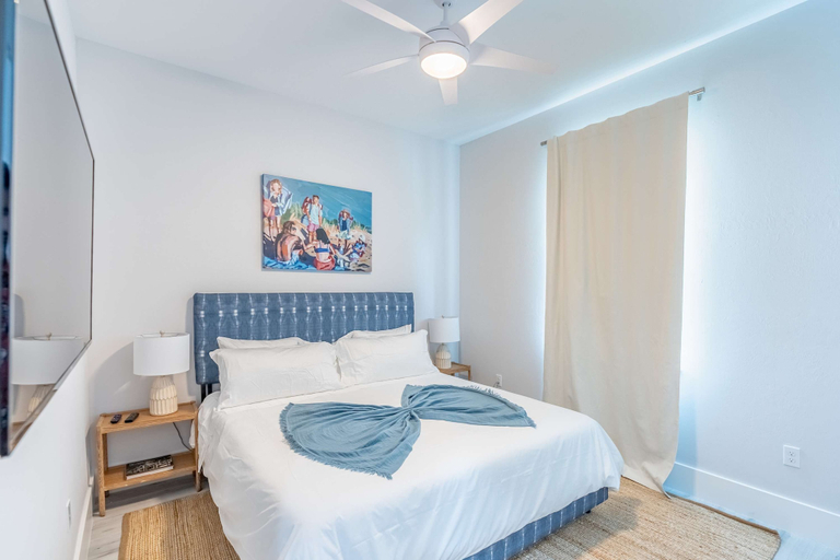 Room 5, Sparkling new Vanderbilt Beach Luxury Escape, Collier