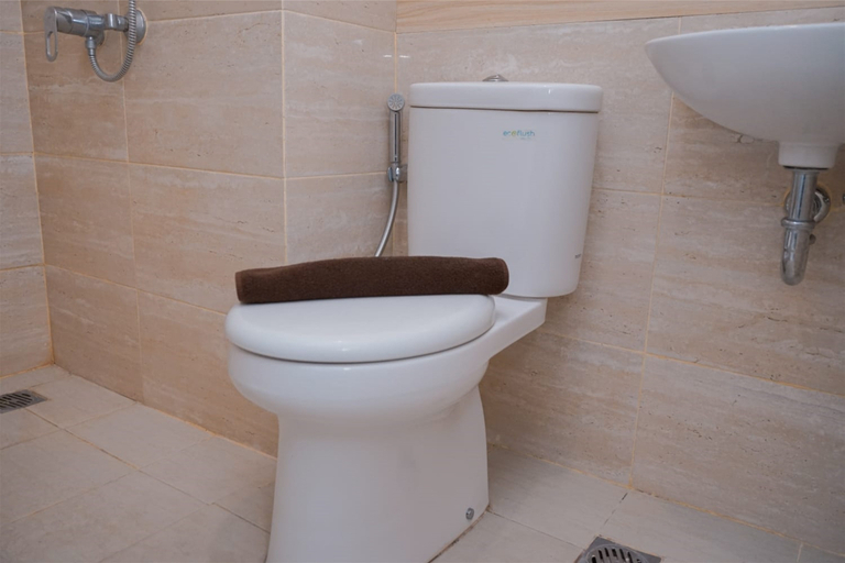 Bathroom 5, Minimalist Studio Room at Springwood Residence Tangerang Apartment By Travelio, Tangerang