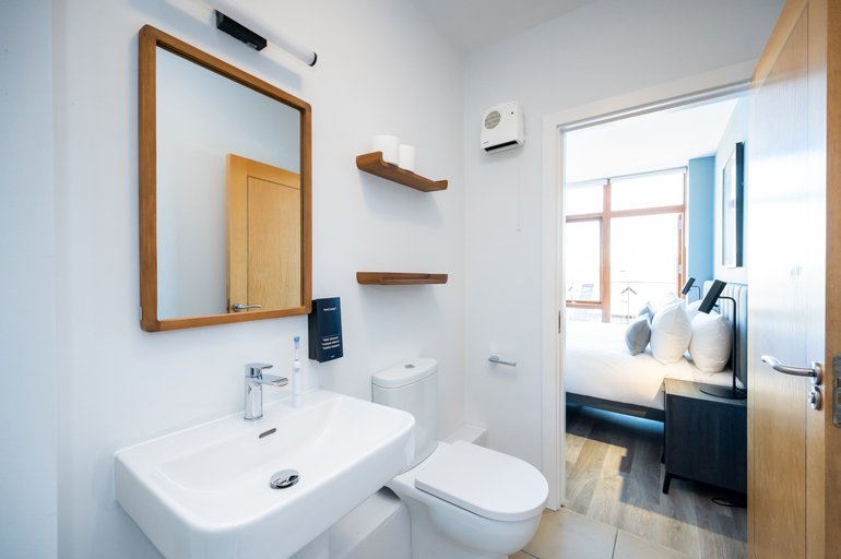 Bathroom 5, Staycity Aparthotels Dublin St Augustine Street, Dublin