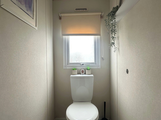 Bathroom 2, Harwich - Caravan - Sleeps 10 - Garden - Pool, Essex