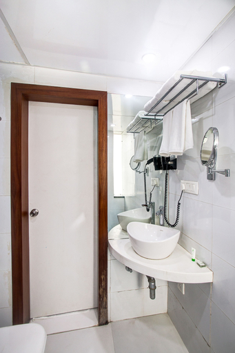 Bathroom 4, Treebo Cherry Tree, Indore
