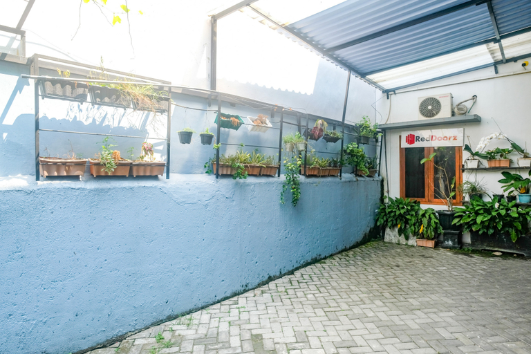 Exterior & Views 2, RedDoorz @ Jalan Kedawung, Malang