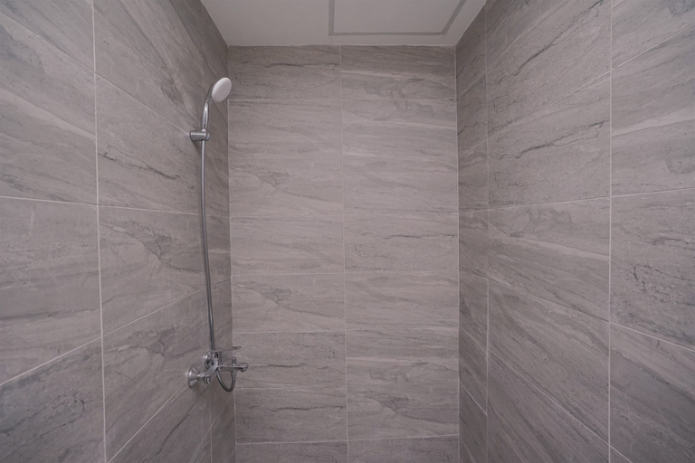 Bathroom 5, Spacious Comfy Studio Room at Collins Boulevard Apartment By Travelio, Tangerang
