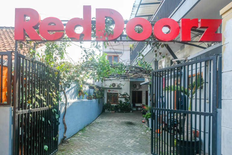 Exterior & Views 2, RedDoorz @ Jalan Kedawung, Malang