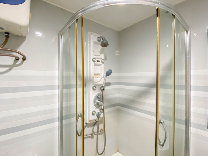 Bathroom 5, Affordable Studio at Metropark Condominium Jababeka Apartment By Travelio, Cikarang