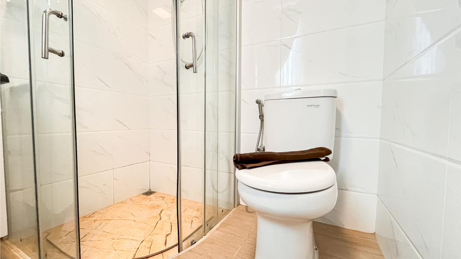 Bathroom 5, Cozy 2BR with Extra Room at Sky House BSD Apartment By Travelio, Tangerang Selatan