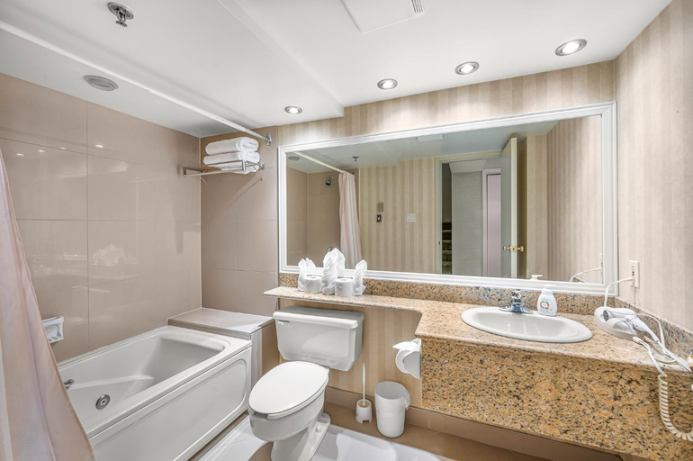 Shower 4, Le Bordeau a Saint-Sauveur, Les Pays-d'en-Haut