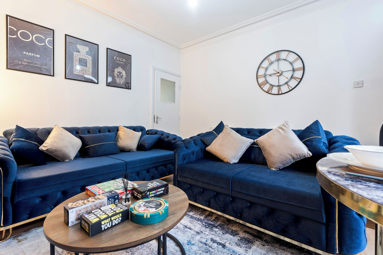 Others 5, Elegant Stay Sleep 8 Parking, Nottingham