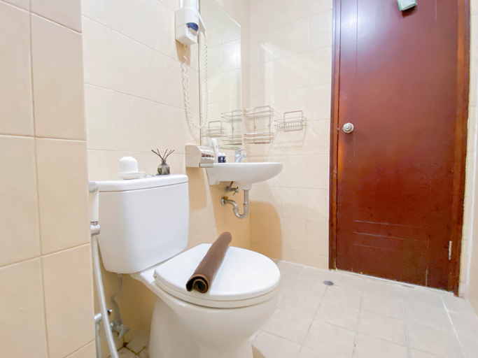 Bathroom 5, Spacious and Cozy 2BR with Extra Room at Marina Ancol Apartment By Travelio, Jakarta Utara
