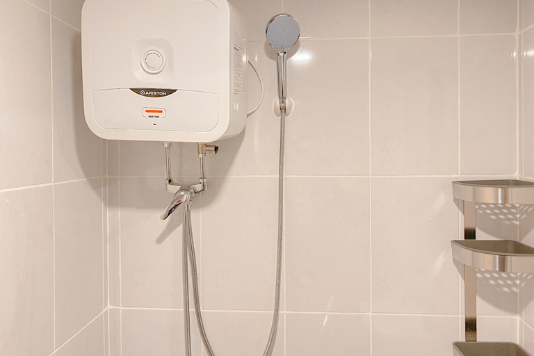 Bathroom 5, Best Studio Room at Tokyo Riverside PIK 2 Apartment By Travelio, Tangerang