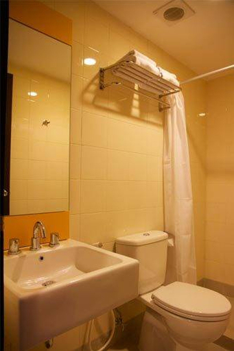 Bathroom 5, Amaris Hotel Ambon, Ambon