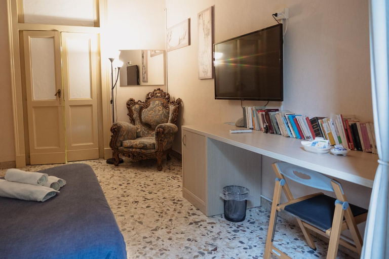 Others 5, Bed And Books, Catania
