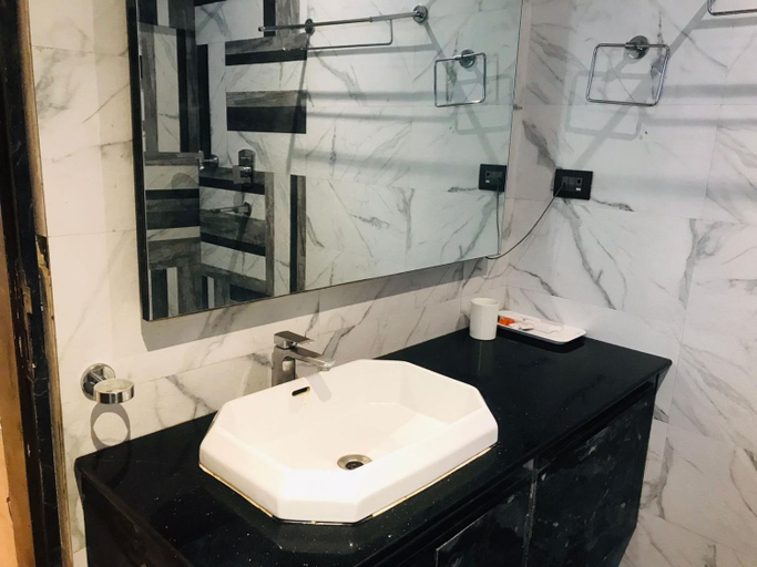 Bathroom 2, hotel pallavi int., Kolkata