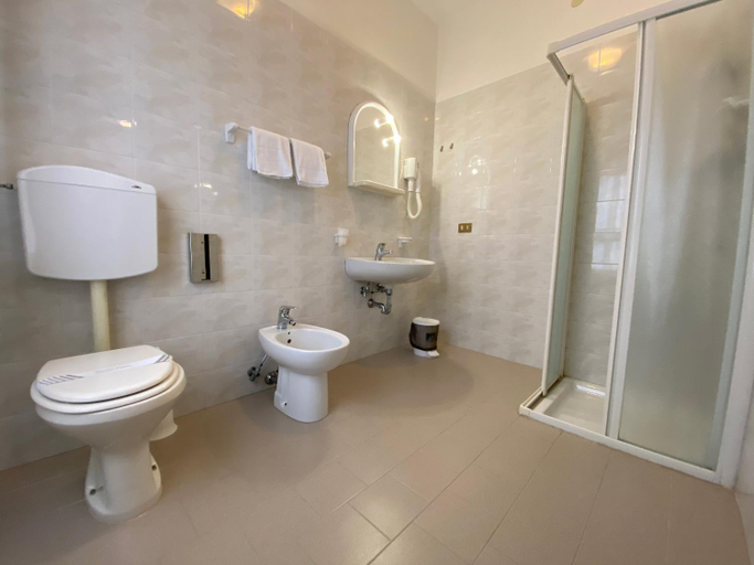 Bathroom 2, Linda, Venezia